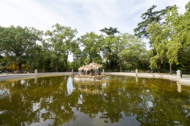 Madrid, İspanya, Eylül 2022. Şehir merkezindeki Buen Retiro parkında bir çeşme.