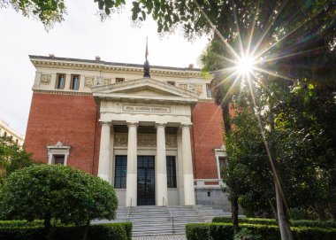 Madrid, İspanya, Eylül 2022. İspanya Kraliyet Akademisi 'nin şehir merkezindeki dış görünüşü