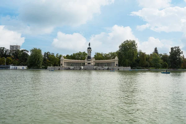 Madrid, İspanya, 22 Eylül 2022 Buen Retiro parkındaki göl şehir merkezinde.