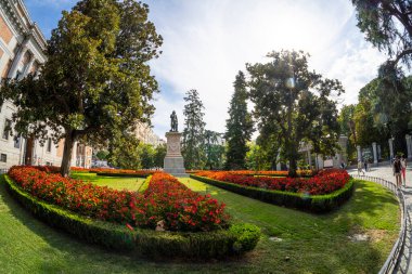 Madrid, İspanya, 22 Eylül 2022 Prado Müzesi 'nin önündeki Murillo heykeli.