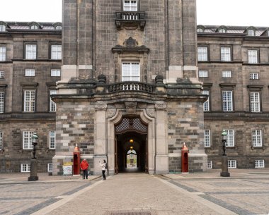 Kopenhag, Danimarka. Ekim 2022 'de şehir merkezindeki Christiansborg Sarayı' nın iç avlusuna bakıldı.