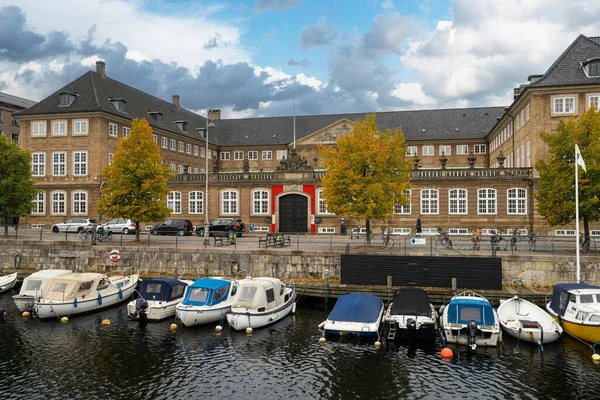 デンマークのコペンハーゲン 2022年10月市内中心部のフレデリックホルム運河沿いに係留されたボートの眺め — ストック写真
