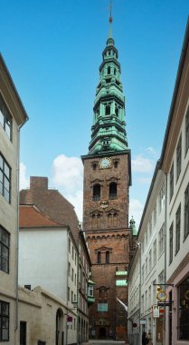 Kopenhag, Danimarka. Ekim 2022. Eski kilisenin çan kulesi ve şimdi şehir merkezindeki Kopenhag Çağdaş Sanat Merkezi Nikolaj.