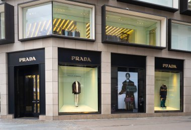 Kopenhag, Danimarka. Ekim 2022. Şehir merkezindeki Prada marka mağazasının dış görüntüsü