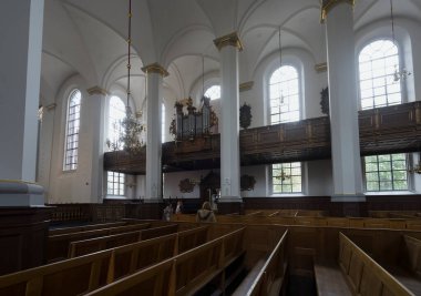 Kopenhag, Danimarka. Ekim 2022. Şehir merkezindeki Kutsal Ruh Kilisesi 'nin iç manzarası.