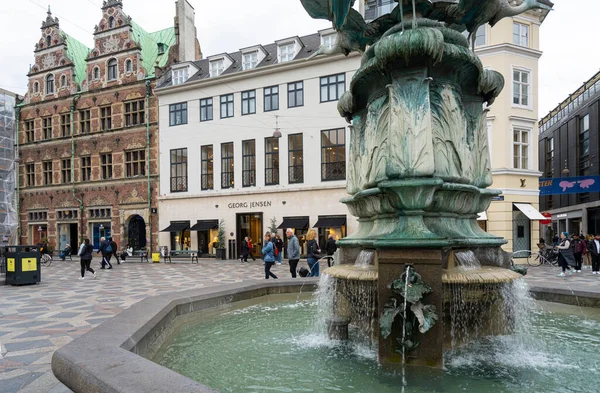 デンマークのコペンハーゲン 2022年10月市内中心部のAmgertorv広場の店舗の噴水 — ストック写真