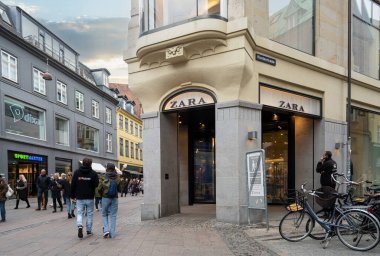 Kopenhag, Danimarka. Ekim 2022. Şehir merkezindeki Zara marka mağazasının dış görüntüsü