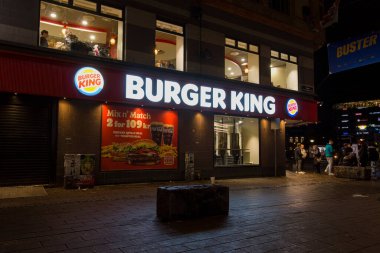 Kopenhag, Danimarka. Ekim 2022. Gece şehir merkezinde Burger King marka mağazasının dış görüntüsü