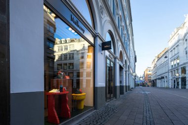 Kopenhag, Danimarka. Ekim 2022. Gece şehir merkezindeki Mulberry marka mağazasının dış görüntüsü