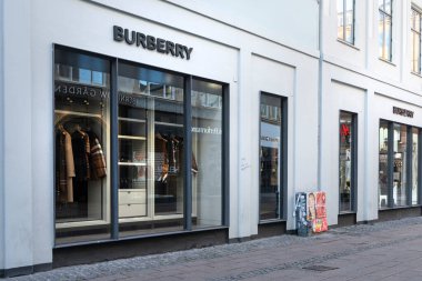 Kopenhag, Danimarka. Ekim 2022. Şehir merkezindeki Burberry marka mağazasının dış görüntüsü