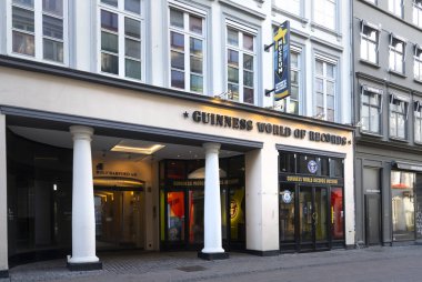 Kopenhag, Danimarka. Ekim 2022. Şehir merkezindeki Guiness Rekorlar Dünyası Müzesi 'nin girişinin açık hava görüntüsü