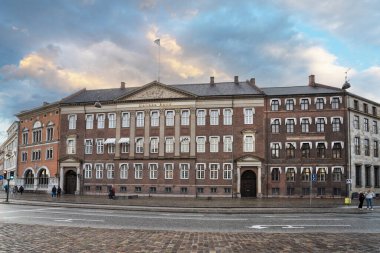 Kopenhag, Danimarka. Ekim 2022 'de şehir merkezindeki Danske Bank binasının açık hava sineması.