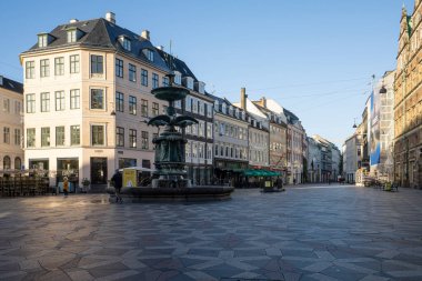 Kopenhag, Danimarka. Ekim 2022. Şehir merkezindeki Amagertorv meydanındaki leyleklerin çeşmesi.