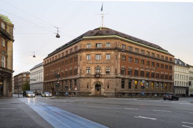 Kopenhag, Danimarka. Ekim 2022 'de şehir merkezindeki Danske Bank binasının açık hava sineması.