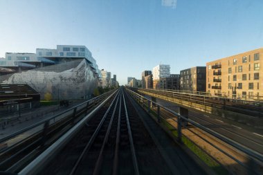 Kopenhag, Danimarka. Ekim 2022 'de şehir merkezindeki yükseltilmiş metro hattının görüntüsü.