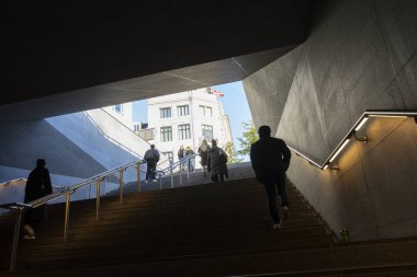 Kopenhag, Danimarka. Ekim 2022. Şehir merkezindeki metro istasyonundan çıkan insanlar.
