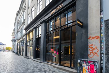 Kopenhag, Danimarka. Ekim 2022. Şehir merkezindeki Jimmy Choo marka mağazasının dış görüntüsü