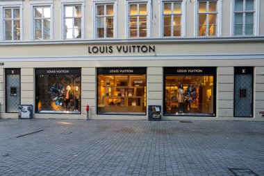 Kopenhag, Danimarka. Ekim 2022. Şehir merkezindeki Louis Vuitton marka mağazasının dış görüntüsü