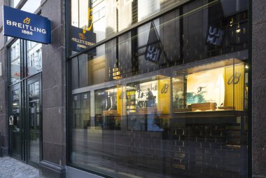 Kopenhag, Danimarka. Ekim 2022. Şehir merkezindeki Breitling marka mağazasının dış görüntüsü