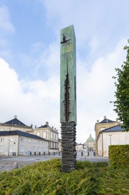 Kopenhag, Danimarka. Ekim 2022. Şehir merkezindeki Amalie Garden 'da Arnaldo Pomodoro tarafından yapılan modern heykeltraşlar.