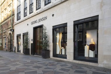 Kopenhag, Danimarka. Ekim 2022. Şehir merkezindeki Georg Jensen marka mağazasının dış görüntüsü