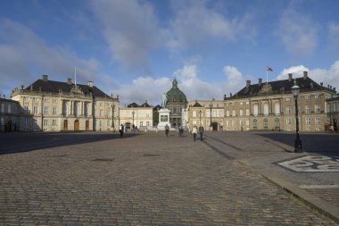 Kopenhag, Danimarka. Ekim 2022. Şehir merkezindeki Amalienborg Slotsplad meydanının panoramik görüntüsü