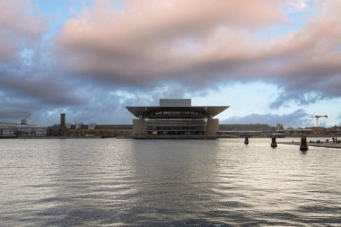 Kopenhag, Danimarka. Ekim 2022. Kopenhag Operası 'nın panoramik manzarası şehir merkezindeki deniz önündeydi.