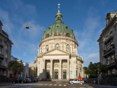 Kopenhag, Danimarka. Ekim 2022. Frederik Kirke 'ün dış görünüşü, 18. yüzyıl Lüteriyen kilisesi İskandinavya' nın en büyük kubbesi ve ön bahçesinde Kierkegaard heykeli..