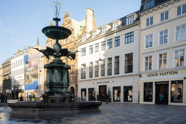 デンマークのコペンハーゲン 2022年10月 市内中心部のAmgertorv広場のコウノトリの噴水 — ストック写真