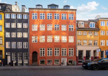 Kopenhag, Danimarka. Ekim 2022. Şehir merkezinde tipik bir zenci evi.