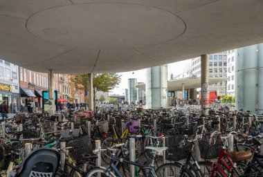 Kopenhag, Danimarka. Ekim 2022 'de şehir merkezinde büyük bir bisiklet parkının panoramik görüntüsü.