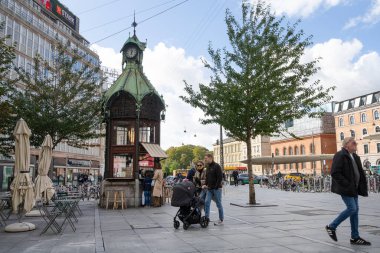 Kopenhag, Danimarka. Ekim 2022 şehir merkezinde bir meydanda bar olarak kullanılan karakteristik eski bir büfe.