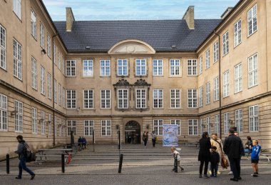 Kopenhag, Danimarka. Ekim 2022. Şehir merkezindeki Ulusal Müze binasının dış görüntüsü