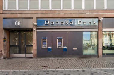 Kopenhag, Danimarka. Ekim 2022. Danske Bank 'ın şehir merkezindeki şubesinin dışındaki ATM' ler.