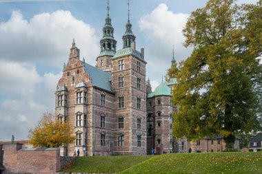 Kopenhag, Danimarka. Ekim 2022. Rosenborg Kalesi manzarası. Bir Hollanda Rönesans Sarayı. Bahçeleri, turları ve şehir merkezindeki mücevherleri barındıran bir müze.