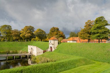 Kopenhag, Danimarka. Ekim 2022 Kastellet 'in panoramik manzarası, surları ve düzenli olarak konserler ve etkinlikler düzenleyen bir müzesi olan 1600 yıldızlı bir kale..