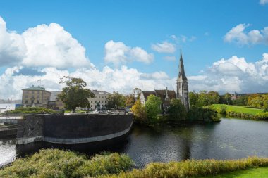 Kopenhag, Danimarka. Ekim 2022 'de St. Alban Kilisesi' nin dış görünüşü, 1887 'de kutsanmış bir Anglikan kilisesi. Şehir merkezinde bir kule ve vitray penceresi var.