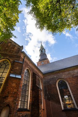 Kopenhag, Danimarka. Ekim 2022. Şehir merkezindeki Sankt Petri Kilisesi 'nin dış görünüşü