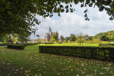 Kopenhag, Danimarka. Ekim 2022. Rosenborg Kalesi manzarası. Bir Hollanda Rönesans Sarayı. Bahçeleri, turları ve şehir merkezindeki mücevherleri barındıran bir müze.