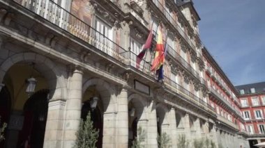 Madrid, İspanya, Eylül 2022 Plaza Belediye Başkanı 'nın şehir merkezindeki binaların dekorasyonunun ayrıntıları.