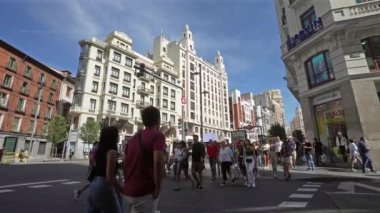 Madrid, İspanya. Eylül 2022 'de şehir merkezinde Gran Via adı verilen yolda yürüyen insanların görüntüsü