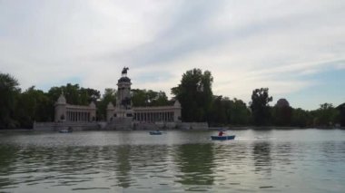Madrid, İspanya, 22 Eylül 2022 Buen Retiro parkındaki göl şehir merkezinde.