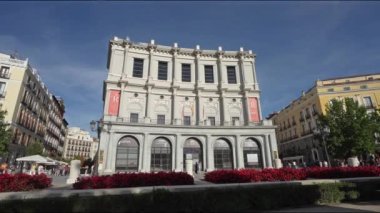 Madrid, İspanya, Eylül 2022. Şehir merkezindeki Kraliyet Tiyatrosu 'nun dış görünüşü.