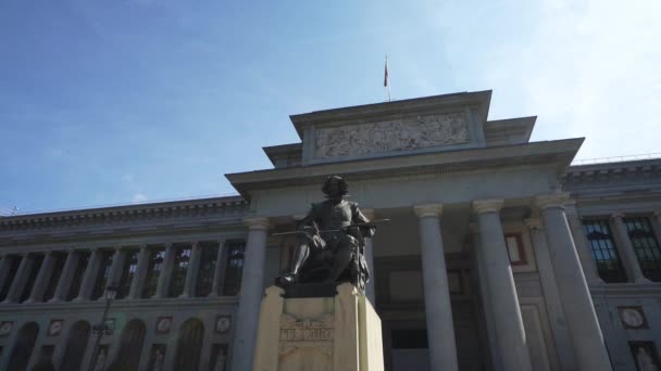 Madrid Spanien September 2022 Velazquez Statyn Framför Pradomuseet Stadens Centrum — Stockvideo