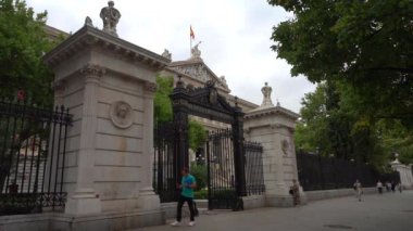 Madrid, İspanya, Eylül 2022. Şehir merkezindeki ulusal kütüphane binasının kapısının görüntüsü