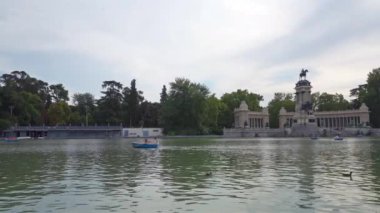 Madrid, İspanya, 22 Eylül 2022 Buen Retiro parkındaki göl şehir merkezinde.