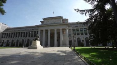 Madrid, İspanya, Eylül 2022. Şehir merkezindeki Prado Müzesi binasının dış görüntüsü