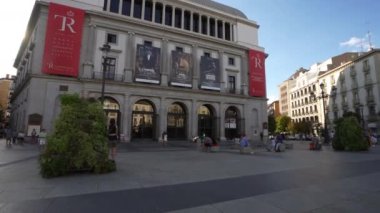 Madrid, İspanya, Eylül 2022. Şehir merkezindeki Kraliyet Tiyatrosu 'nun dış görünüşü.