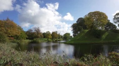 Kopenhag, Danimarka. Ekim 2022 'de Churchill parkı, şehir merkezindeki Kastellet kalesini çevreleyen yeşil bir alan.