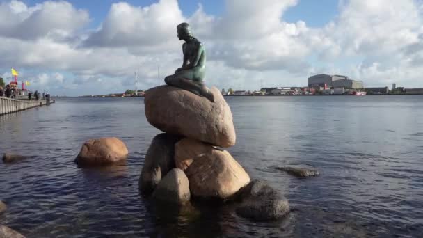 Kopenhag Danimarka Ekim 2022 Şehir Merkezindeki Küçük Deniz Kızı Heykeli — Stok video